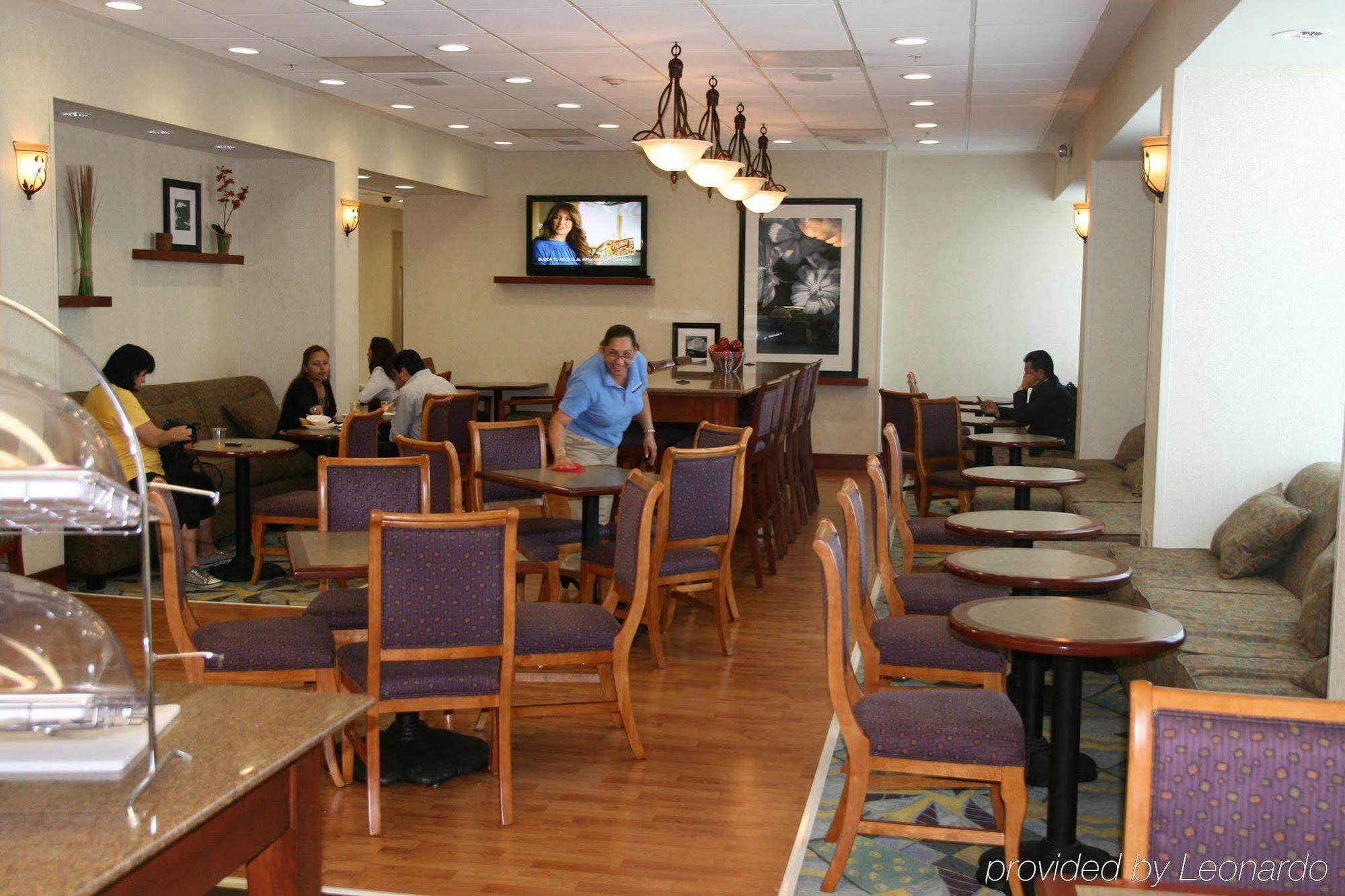 希尔顿雷诺萨工业区汉普顿酒店 外观 照片